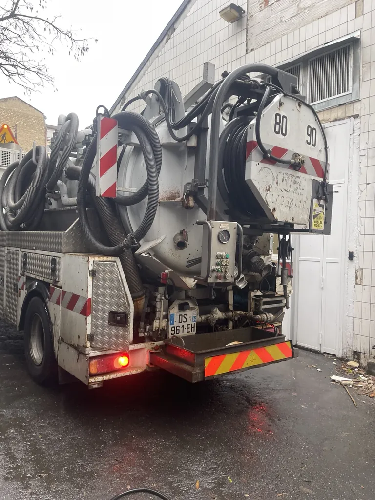 Arrière d’un camion hydrocureur équipé de flexibles et d’un enrouleur